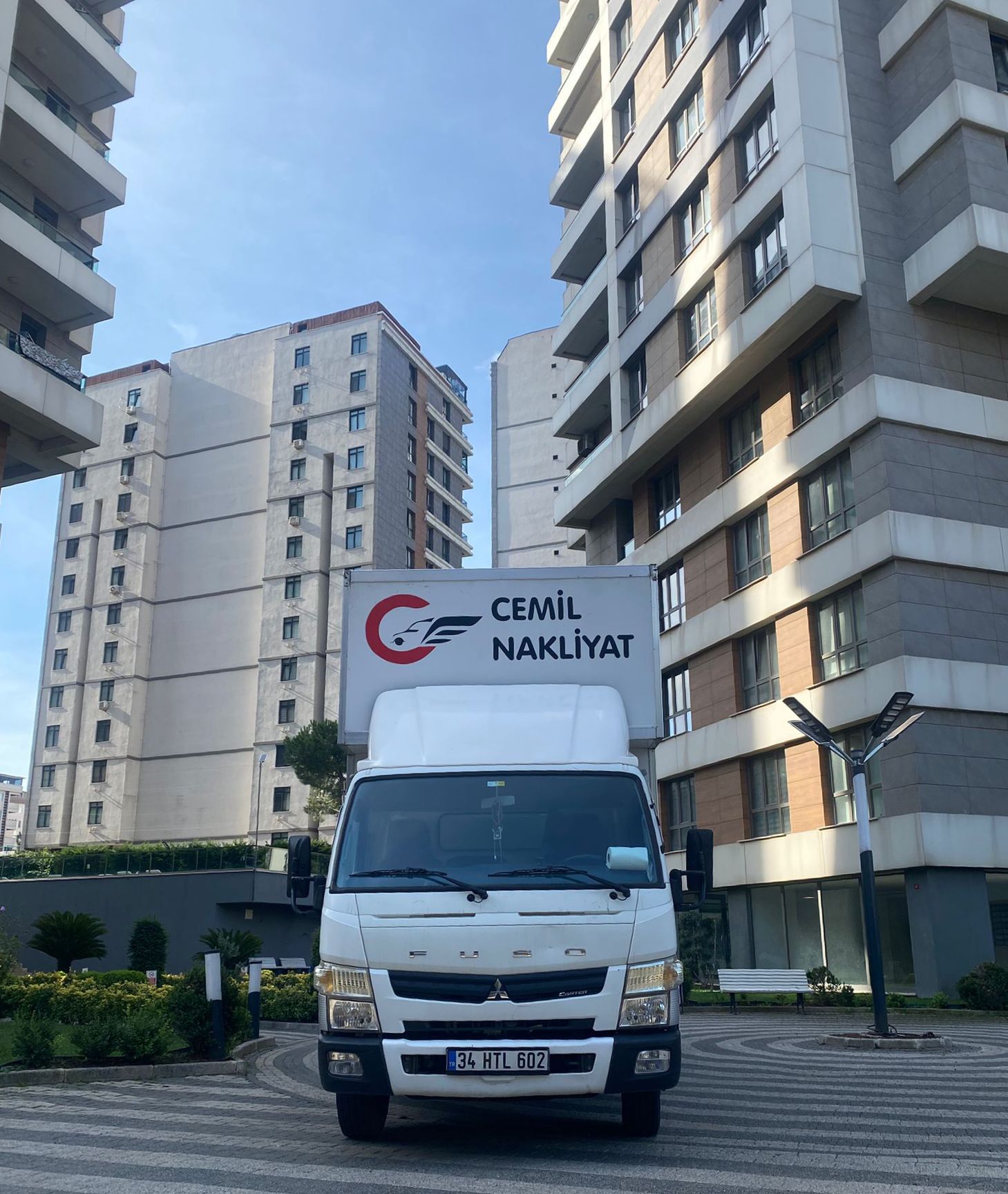 Cemil Nakliyat araci bina onunde