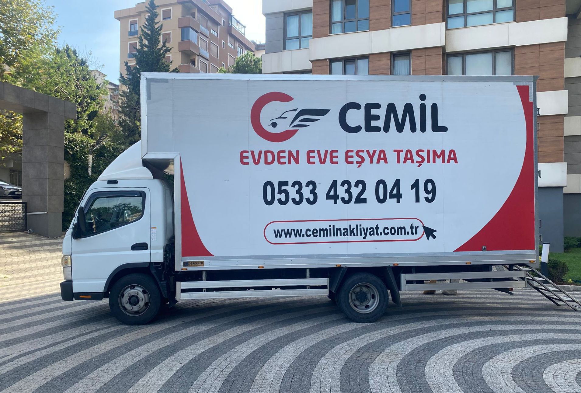 Kamyon yaninda yukleme calismasi