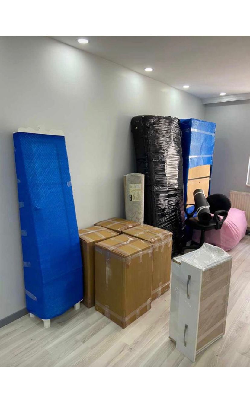 Oda icinde paketli esyalar