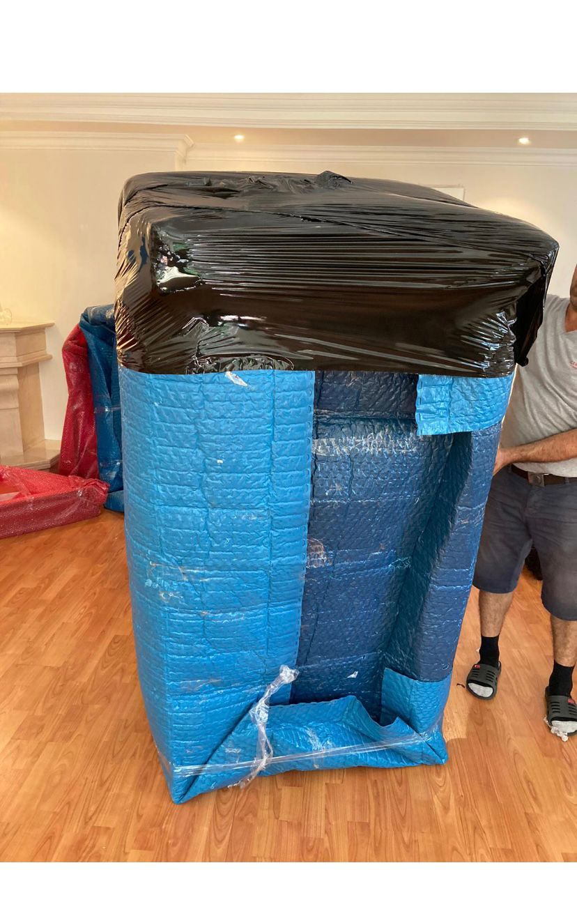 Mavi koruma ile paketli esyalar